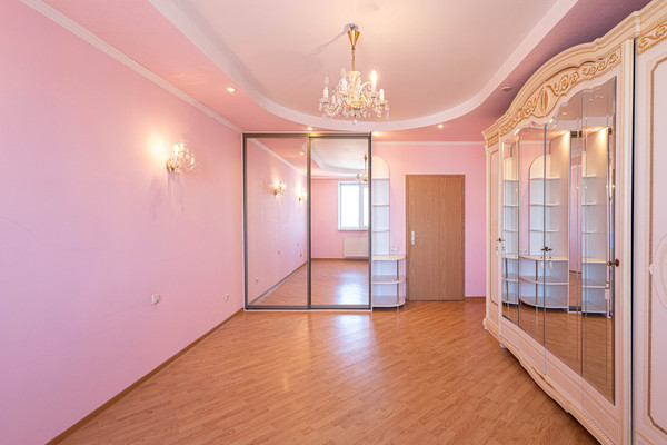 Продам трехкомнатную (3-комн.) квартиру, Мира ул, 51, Ханты-Мансийск г