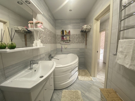 Продам трехкомнатную (3-комн.) квартиру, Ленинградская ул, 411, Анапа г