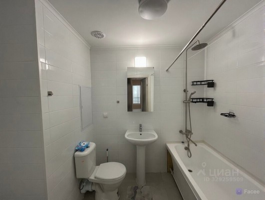 Продам трехкомнатную (3-комн.) квартиру, Давыдковская ул, 10, Москва г