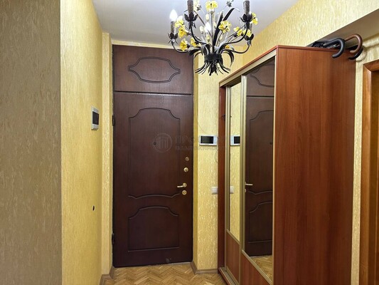 Продам трехкомнатную (3-комн.) квартиру, Матвеевская ул, 18к1, Москва г