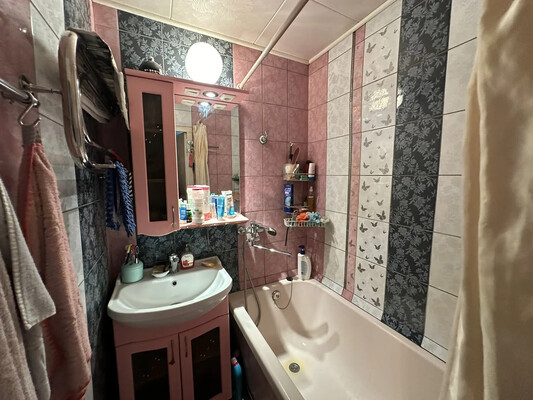 Продам двухкомнатную (2-комн.) квартиру, Чертановская ул, 33к1, Москва г