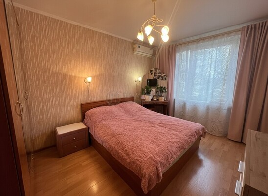 Продам трехкомнатную (3-комн.) квартиру, Жебрунова ул, 1, Москва г