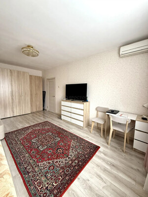 Продам однокомнатную (1-комн.) квартиру, Маршала Захарова ул, 8к3, Москва г