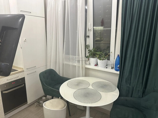 Продам однокомнатную (1-комн.) квартиру, Осенний б-р, 16к2, Москва г