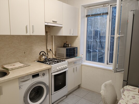 Продам двухкомнатную (2-комн.) квартиру, Кленовый б-р, 4, Москва г