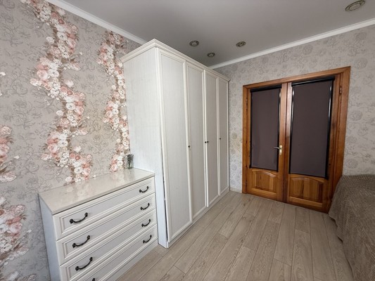 Продам трехкомнатную (3-комн.) квартиру, Победы пр-кт, 82, Симферополь г