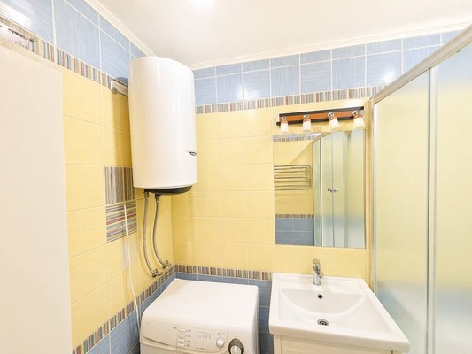 Продам двухкомнатную (2-комн.) квартиру, Фатыха Амирхана ул, 23, Казань г