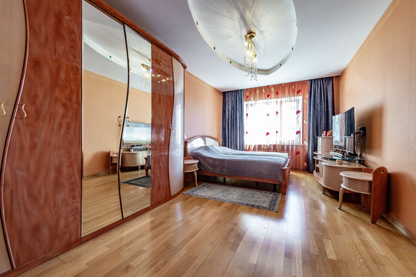 Продам многокомнатную квартиру, Тореза пр-кт, 95а, Санкт-Петербург г