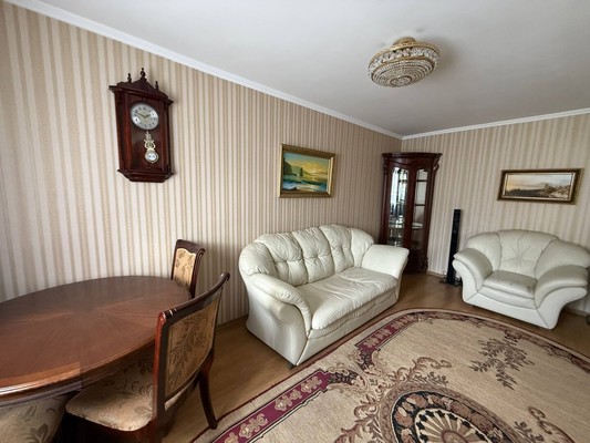 Продам трехкомнатную (3-комн.) квартиру, Ленина б-р, 6Бб, Симферополь г