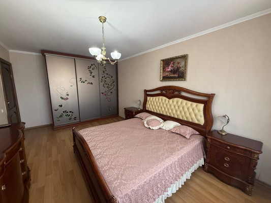 Продам трехкомнатную (3-комн.) квартиру, Ленина б-р, 6Бб, Симферополь г