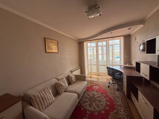 Продам трехкомнатную (3-комн.) квартиру, Ленина б-р, 6Бб, Симферополь г