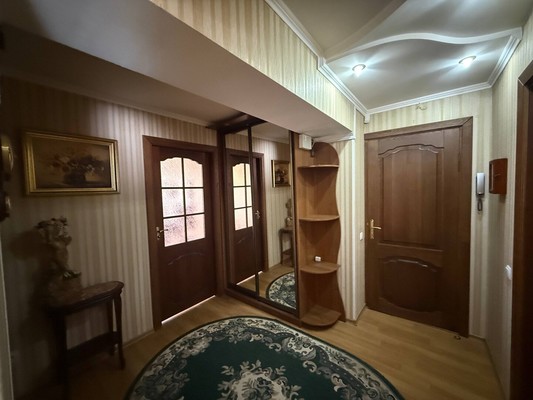 Продам трехкомнатную (3-комн.) квартиру, Ленина б-р, 6Бб, Симферополь г