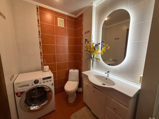 Продам трехкомнатную (3-комн.) квартиру, Ленина б-р, 6Бб, Симферополь г