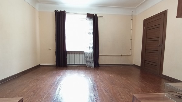 Продам трехкомнатную (3-комн.) квартиру, Черноморская ул, 10, Армавир г