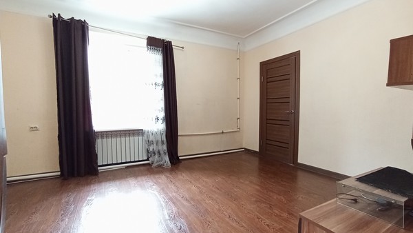 Продам трехкомнатную (3-комн.) квартиру, Черноморская ул, 10, Армавир г