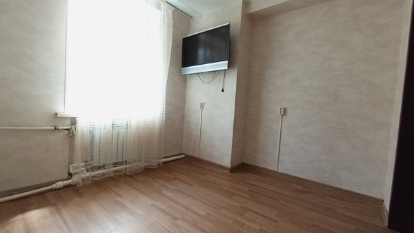 Продам трехкомнатную (3-комн.) квартиру, Черноморская ул, 10, Армавир г