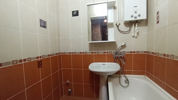 Продам трехкомнатную (3-комн.) квартиру, Черноморская ул, 10, Армавир г
