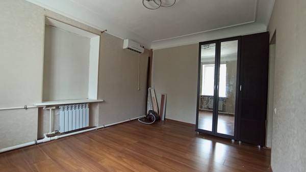 Продам трехкомнатную (3-комн.) квартиру, Черноморская ул, 10, Армавир г