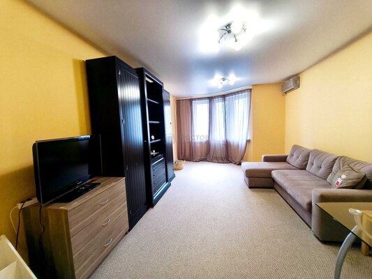 Продам двухкомнатную (2-комн.) квартиру, Красногорский б-р, 24, Красногорск г