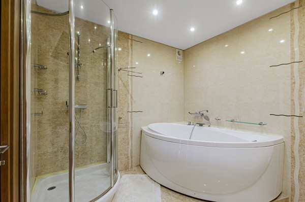 Продам трехкомнатную (3-комн.) квартиру, Меридианная ул, 3а, Казань г