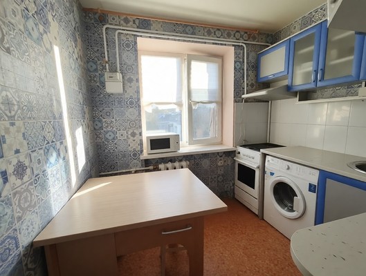 Продам двухкомнатную (2-комн.) квартиру, Энергетиков ул, 2, Грэсовский пгт