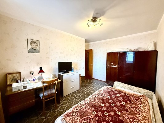 Продам двухкомнатную (2-комн.) квартиру, Первомайская ул, 1, Симферополь г