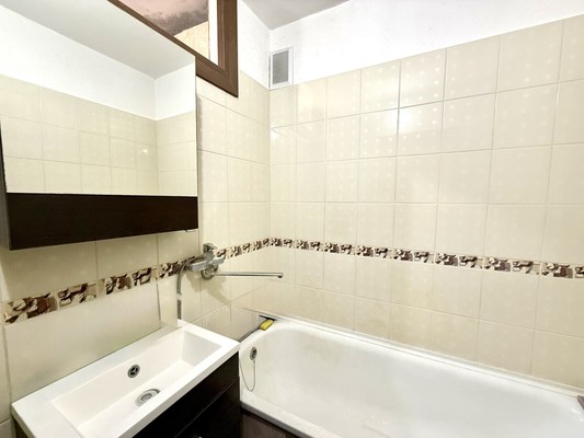 Продам двухкомнатную (2-комн.) квартиру, Первомайская ул, 1, Симферополь г