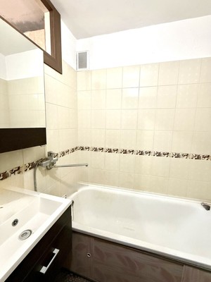 Продам двухкомнатную (2-комн.) квартиру, Первомайская ул, 1, Симферополь г