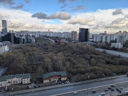 Продам трехкомнатную (3-комн.) квартиру, Озёрная ул, 1к1/1, Москва г