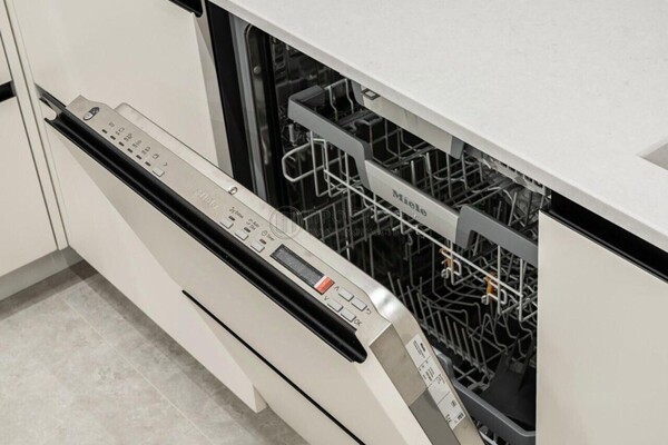 Продам двухкомнатную (2-комн.) квартиру, Мосфильмовская ул, 70к2, Москва г