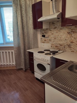 Продам трехкомнатную (3-комн.) квартиру, Ковыльная ул, 54, Симферополь г