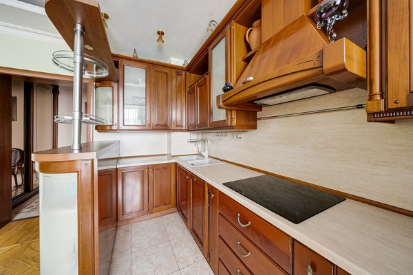 Продам трехкомнатную (3-комн.) квартиру, Хачатуряна ул, 12к1, Москва г