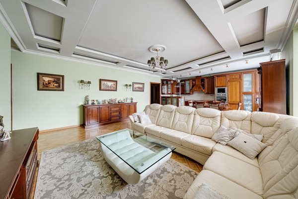 Продам трехкомнатную (3-комн.) квартиру, Хачатуряна ул, 12к1, Москва г