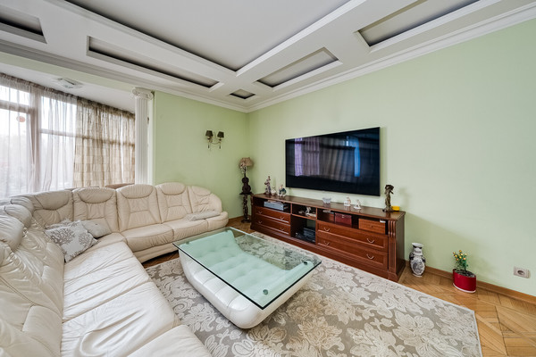 Продам трехкомнатную (3-комн.) квартиру, Хачатуряна ул, 12к1, Москва г