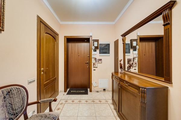 Продам трехкомнатную (3-комн.) квартиру, Хачатуряна ул, 12к1, Москва г