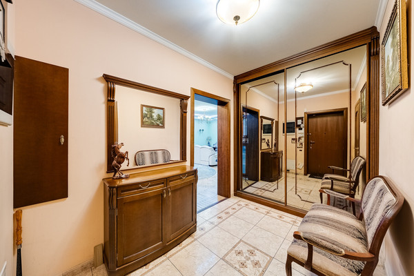 Продам трехкомнатную (3-комн.) квартиру, Хачатуряна ул, 12к1, Москва г