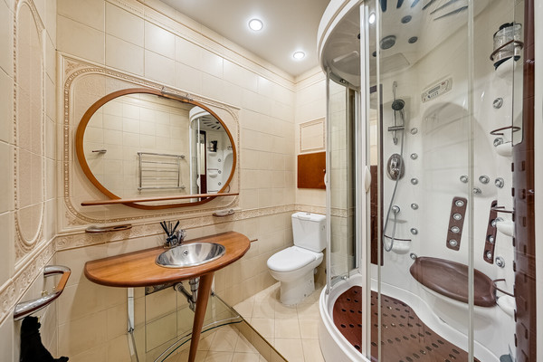 Продам трехкомнатную (3-комн.) квартиру, Хачатуряна ул, 12к1, Москва г