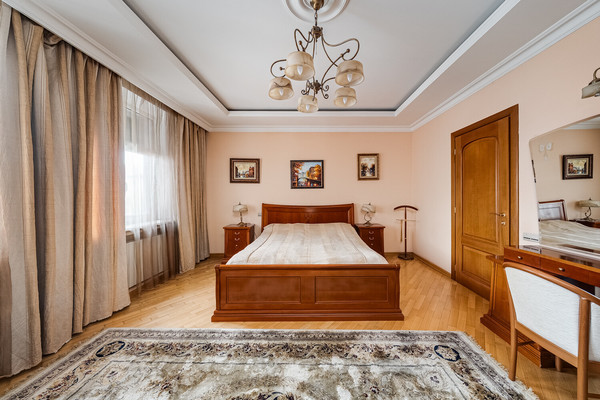 Продам трехкомнатную (3-комн.) квартиру, Хачатуряна ул, 12к1, Москва г