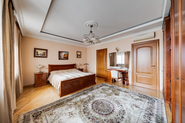 Продам трехкомнатную (3-комн.) квартиру, Хачатуряна ул, 12к1, Москва г