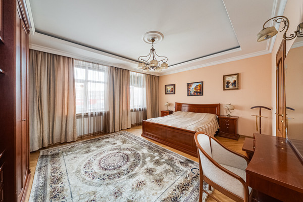 Продам трехкомнатную (3-комн.) квартиру, Хачатуряна ул, 12к1, Москва г