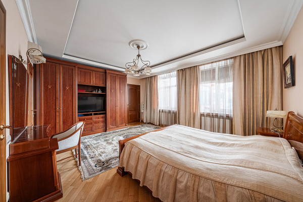 Продам трехкомнатную (3-комн.) квартиру, Хачатуряна ул, 12к1, Москва г