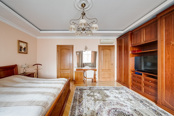 Продам трехкомнатную (3-комн.) квартиру, Хачатуряна ул, 12к1, Москва г