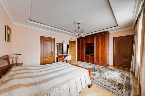 Продам трехкомнатную (3-комн.) квартиру, Хачатуряна ул, 12к1, Москва г