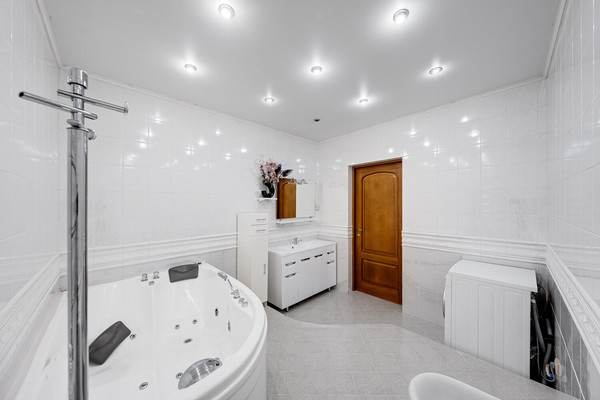 Продам трехкомнатную (3-комн.) квартиру, Хачатуряна ул, 12к1, Москва г