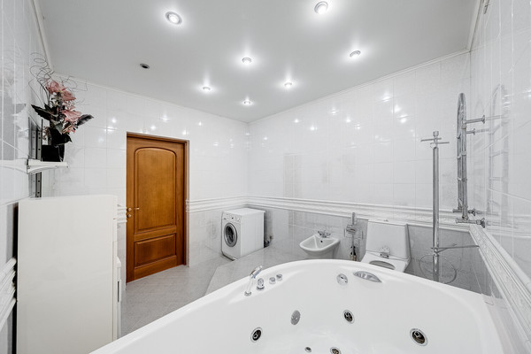 Продам трехкомнатную (3-комн.) квартиру, Хачатуряна ул, 12к1, Москва г