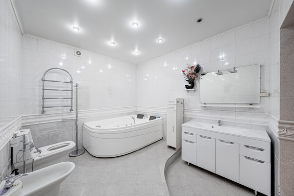 Продам трехкомнатную (3-комн.) квартиру, Хачатуряна ул, 12к1, Москва г