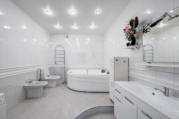 Продам трехкомнатную (3-комн.) квартиру, Хачатуряна ул, 12к1, Москва г