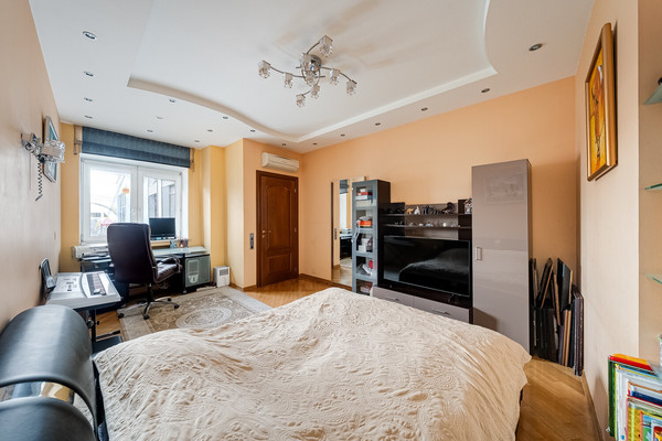 Продам трехкомнатную (3-комн.) квартиру, Хачатуряна ул, 12к1, Москва г