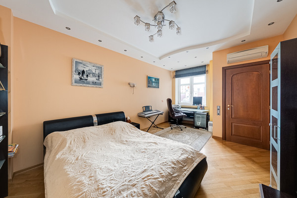 Продам трехкомнатную (3-комн.) квартиру, Хачатуряна ул, 12к1, Москва г