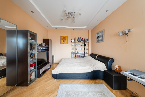 Продам трехкомнатную (3-комн.) квартиру, Хачатуряна ул, 12к1, Москва г